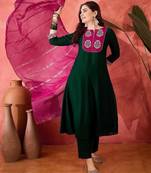 Women green ethnic kurta set with contrast dupatta
