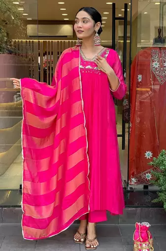 Women rani pink ethnic kurta set with dupatta
