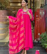 Women rani pink ethnic kurta set with dupatta