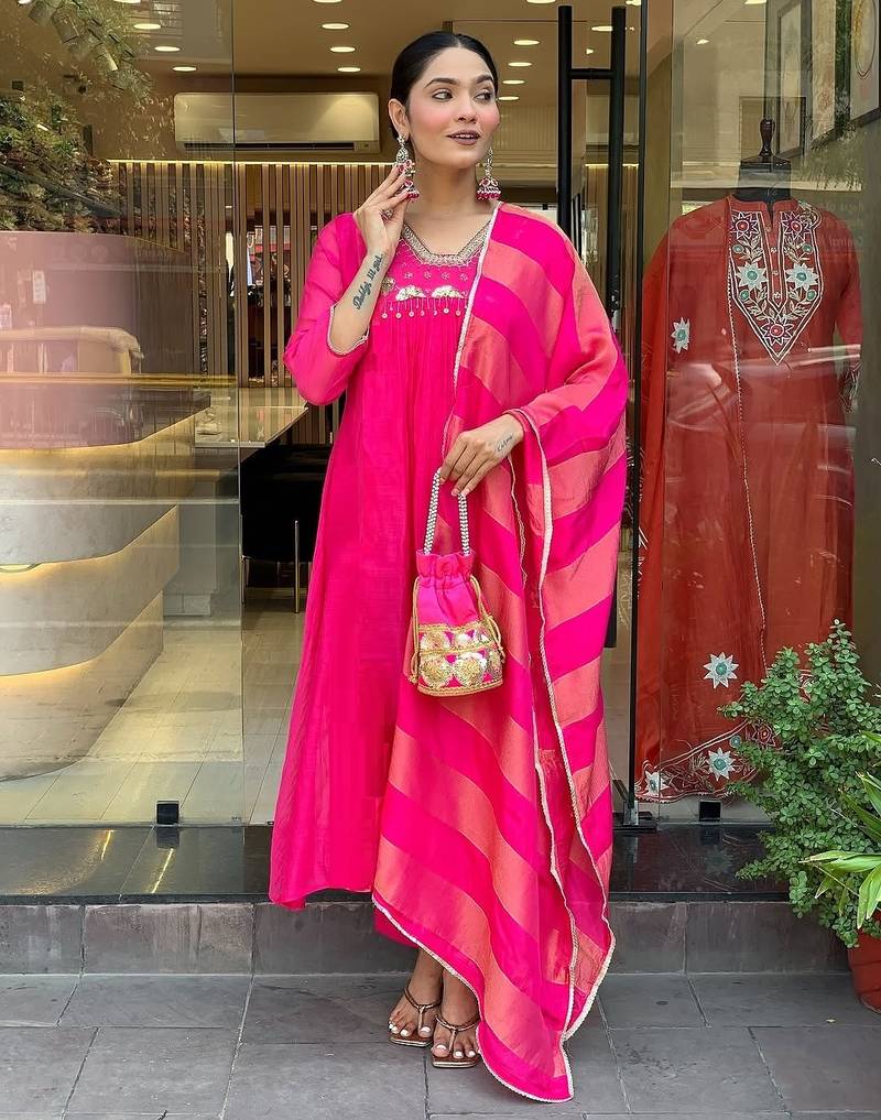 Women rani pink ethnic kurta set with dupatta
