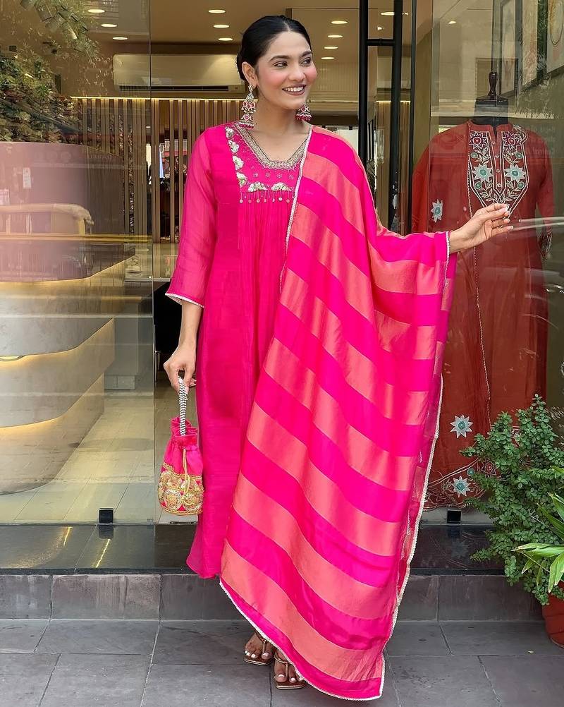 Women rani pink ethnic kurta set with dupatta