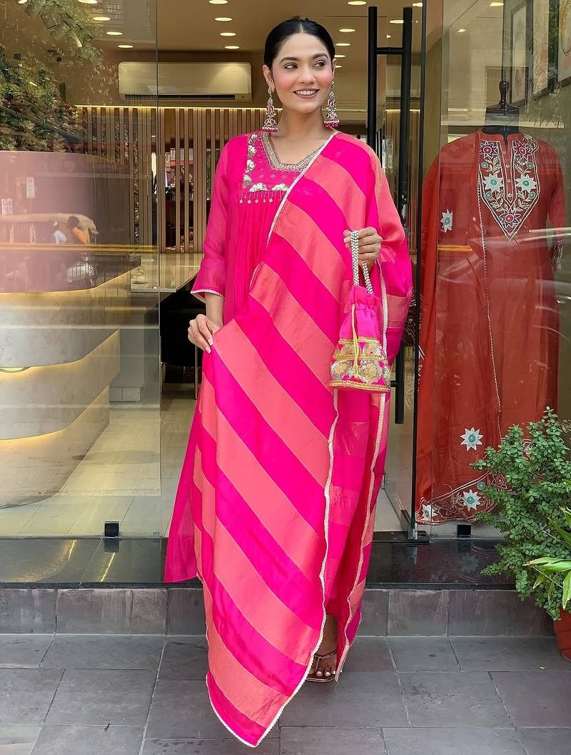 Women rani pink ethnic kurta set with dupatta