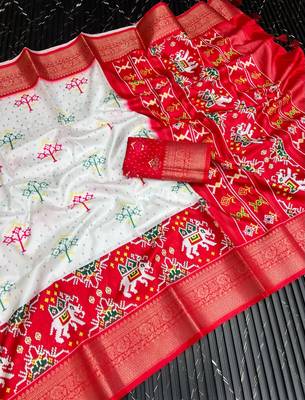 White Color Jaqurad Jari Weveing Work Dola Lichi Silk Blend Saree 2
