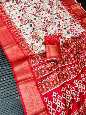 White Color Jaqurad Jari Weveing Work Dola Lichi Silk Blend Saree 3