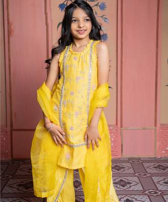 Yellow embroidered chanderi kurta set 2