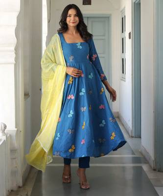 Women ethnic motifs embroidered kurta with trousers & dupatta 1
