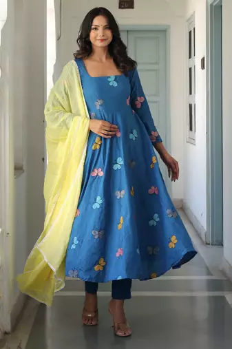 Women ethnic motifs embroidered kurta with trousers & dupatta