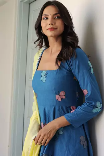 Women ethnic motifs embroidered kurta with trousers & dupatta