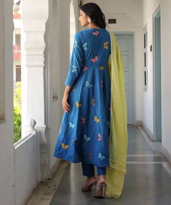 Women ethnic motifs embroidered kurta with trousers & dupatta 3
