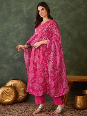 Women rani pink printed kurta set with dupatta 2
