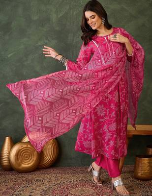 Women rani pink printed kurta set with dupatta 5