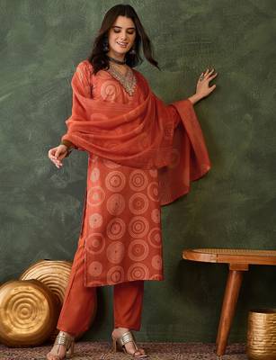 Women rust orange printed kurta set with dupatta 4