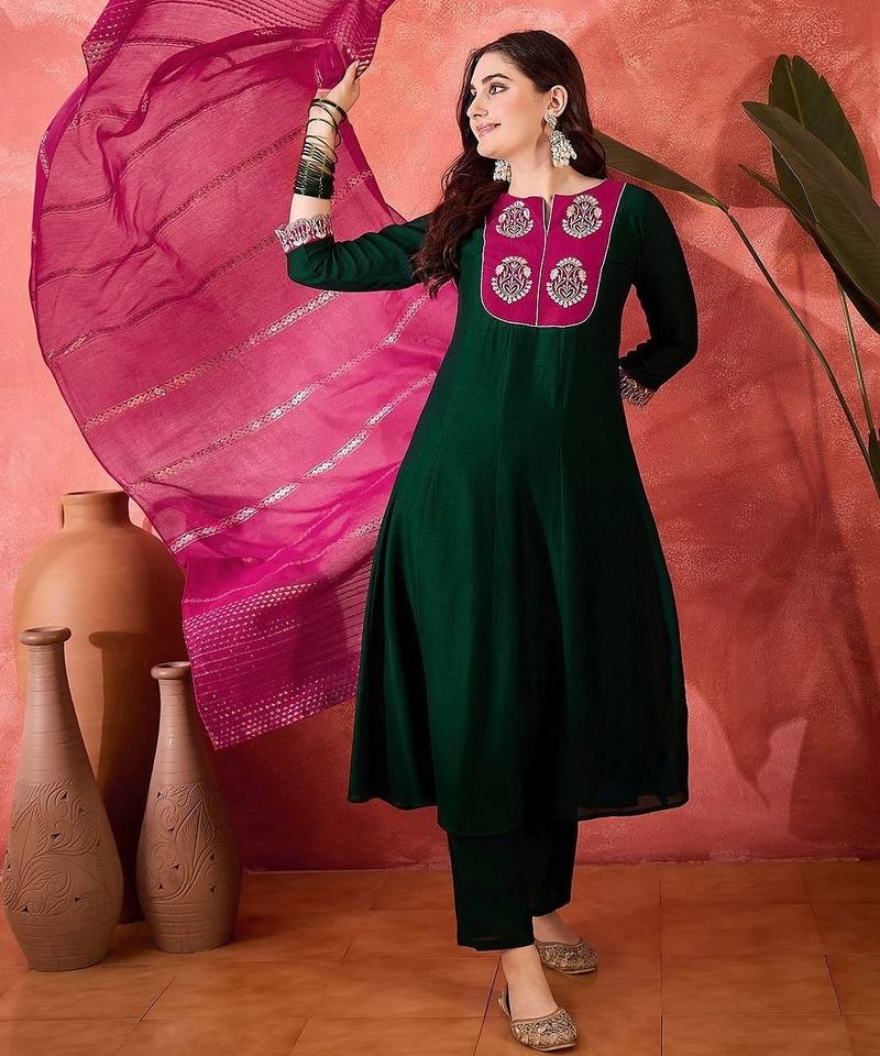 Women green ethnic kurta set with contrast dupatta