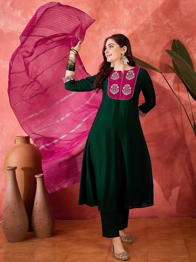 Women green ethnic kurta set with contrast dupatta