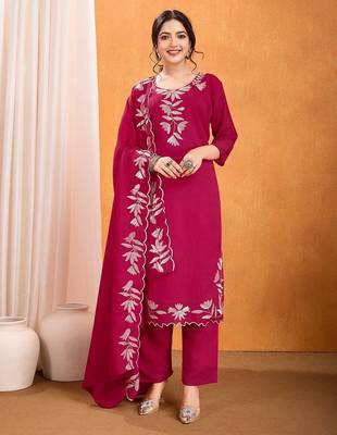 Embroidered pink silk blend Kurta Set with Dupatta 2