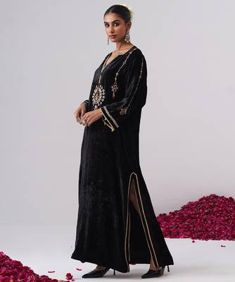 Black embroidered velvet kaftan 3