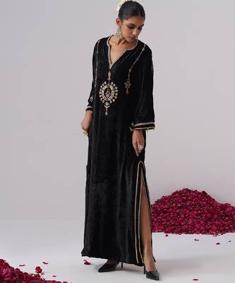 Black embroidered velvet kaftan 4