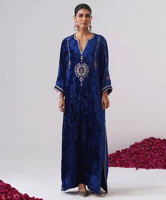 Blue embroidered velvet kaftan 1