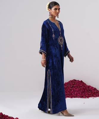 Blue embroidered velvet kaftan 4