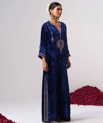 Blue embroidered velvet kaftan 5