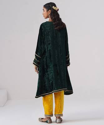 Green embroidered velvet kurta set 2