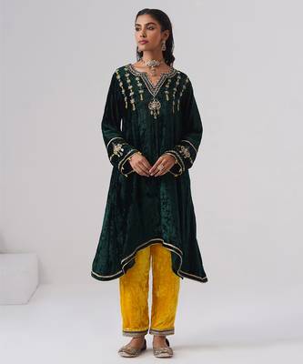 Green embroidered velvet kurta set 1