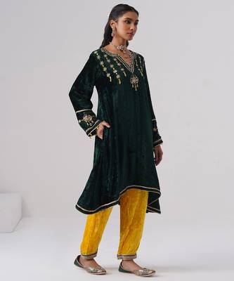 Green embroidered velvet kurta set 4