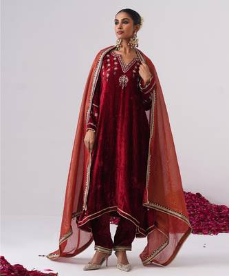 Red embroidered velvet kurta set 1