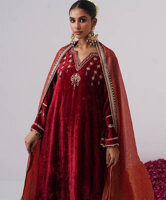 Red embroidered velvet kurta set 2