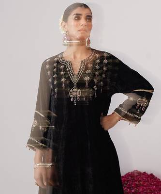 Black embroidered velvet kurta set 3