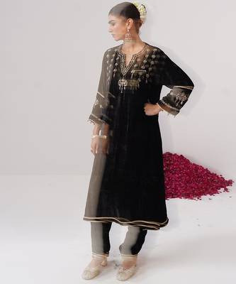 Black embroidered velvet kurta set 4