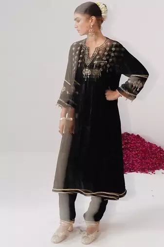 Black embroidered velvet kurta set