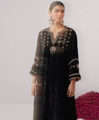 Black embroidered velvet kurta set 5
