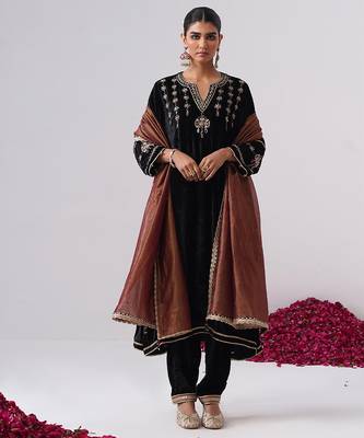 Black embroidered velvet kurta set 1