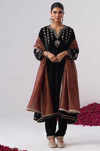 Black embroidered velvet kurta set