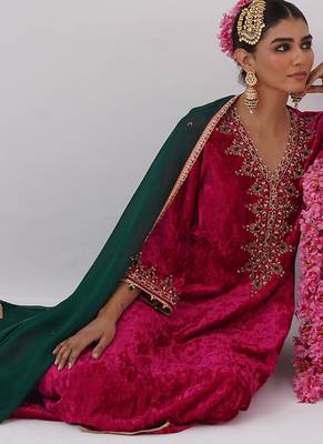 Pink embroidered velvet kurta set 2