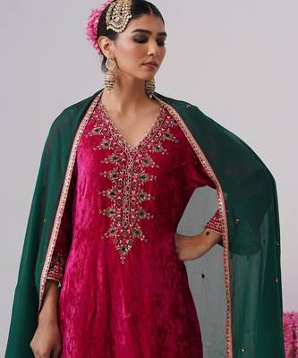 Pink embroidered velvet kurta set 4