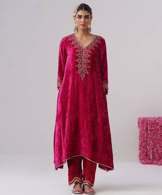 Pink embroidered velvet kurta set 5