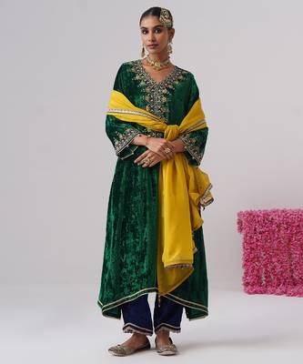 Green embroidered velvet kurta set 4