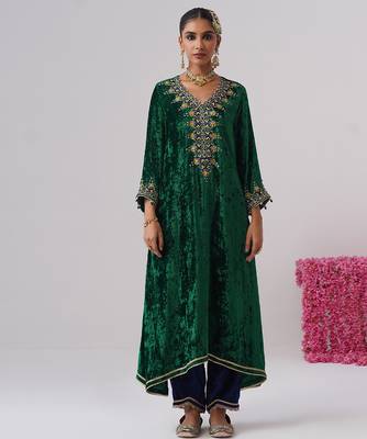 Green embroidered velvet kurta set 1