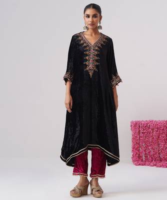 Black embroidered velvet kurta set 1