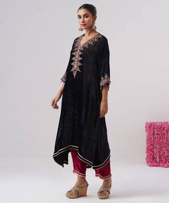 Black embroidered velvet kurta set 2