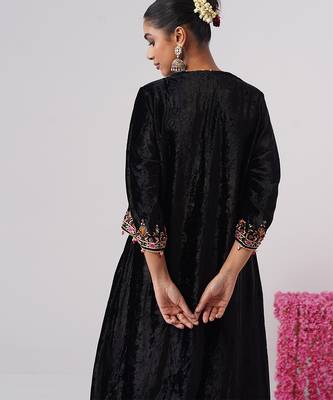 Black embroidered velvet kurta set 3