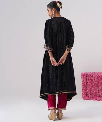 Black embroidered velvet kurta set 4