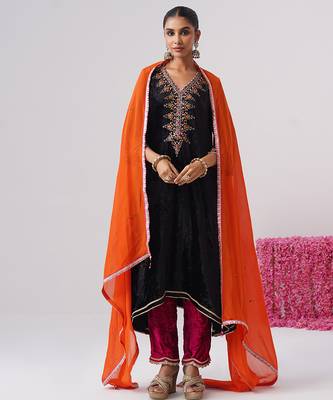 Black embroidered velvet kurta set 5