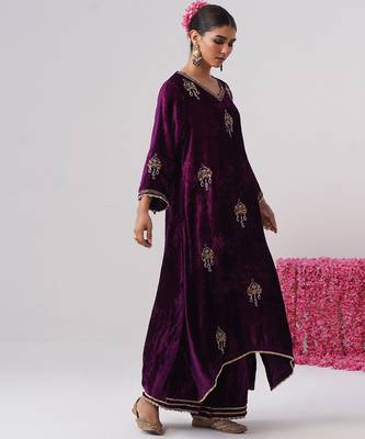 Purple embroidered velvet kurta set 2