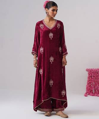 Pink embroidered velvet kurta set 1