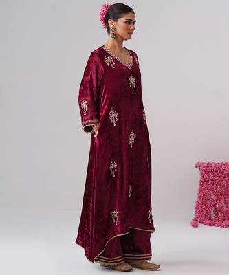 Pink embroidered velvet kurta set 2