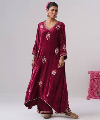 Pink embroidered velvet kurta set 3