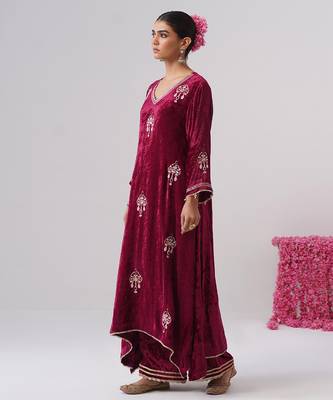 Pink embroidered velvet kurta set 4
